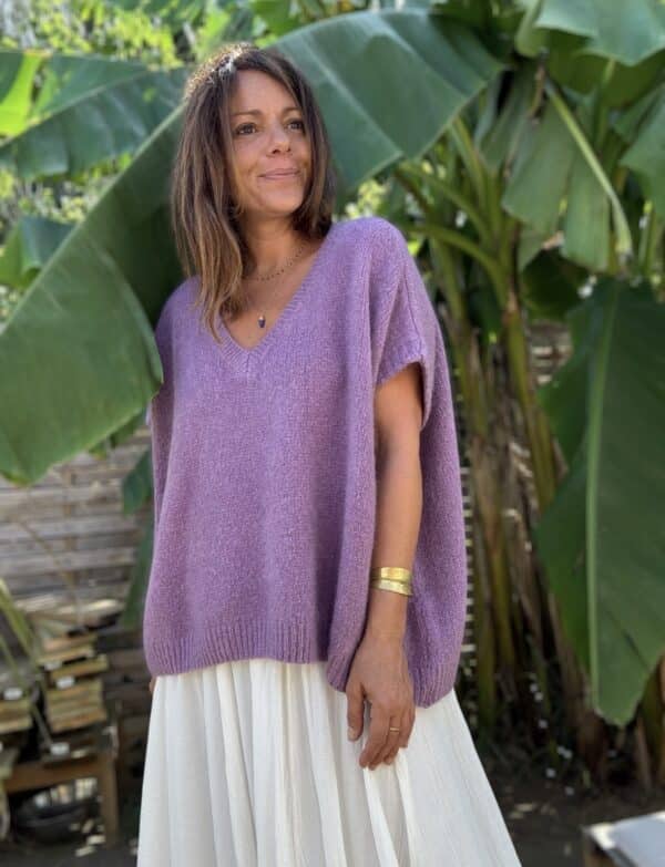 Pull NOE – Coloris doux mauve Le pull NOE revient dans un coloris mauve tendre, aussi doux à porter qu’à regarder. Une teinte poudrée, subtile et féminine, qui réchauffe la silhouette sans jamais l’alourdir. Confectionné en Italie, ce pull sans manche séduit par sa coupe oversize et son col V flatteur. Il contient 30 % de Kidmohair, une fibre naturelle connue pour sa douceur, sa légèreté et sa chaleur douce. Porté seul ou superposé à une robe fluide, NOE structure le look tout en offrant un confort absolu. Il se marie à merveille avec la robe Alba, la robe Enae ou encore la jupe Mira. Taille unique : ce modèle convient du 36 au 44 grâce à sa coupe ample, qui s’adapte à toutes les morphologies sans compromis sur le style. Pull sans manche Coupe oversize Col V féminin Maille douce avec 30 % de Kidmohair Coloris : doux mauve (Doomove) Taille unique (36 à 44) Fabrication italienne 🇮🇹 NOE est le pull doudou par excellence, celui qu’on garde toute l’année pour ses looks doux, élégants et bohème. Doomove, un mauve délicat et poudré, plein de tendresse. Une teinte qui adoucit n’importe quelle silhouette.