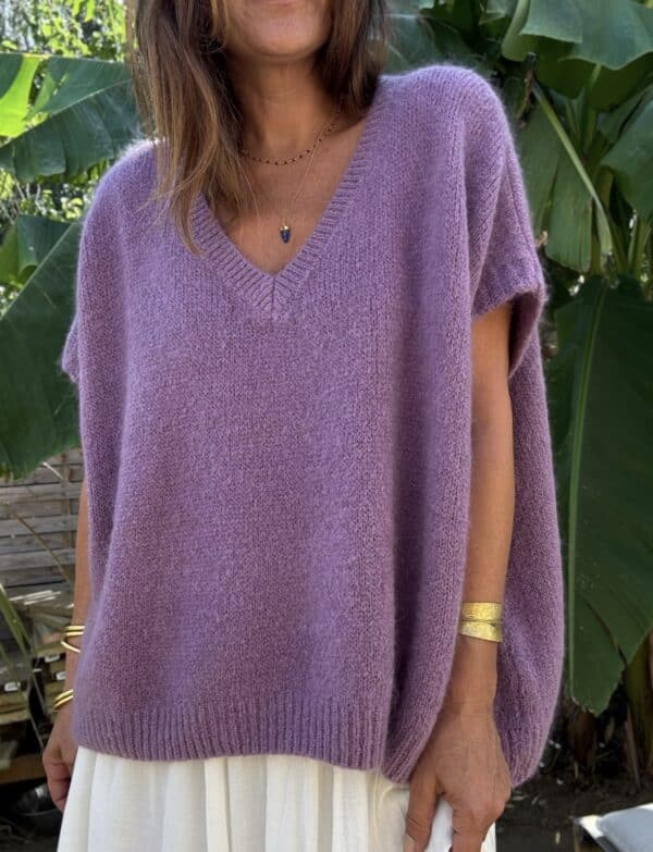 Pull NOE – Coloris doux mauve Le pull NOE revient dans un coloris mauve tendre, aussi doux à porter qu’à regarder. Une teinte poudrée, subtile et féminine, qui réchauffe la silhouette sans jamais l’alourdir. Confectionné en Italie, ce pull sans manche séduit par sa coupe oversize et son col V flatteur. Il contient 30 % de Kidmohair, une fibre naturelle connue pour sa douceur, sa légèreté et sa chaleur douce. Porté seul ou superposé à une robe fluide, NOE structure le look tout en offrant un confort absolu. Il se marie à merveille avec la robe Alba, la robe Enae ou encore la jupe Mira. Taille unique : ce modèle convient du 36 au 44 grâce à sa coupe ample, qui s’adapte à toutes les morphologies sans compromis sur le style. Pull sans manche Coupe oversize Col V féminin Maille douce avec 30 % de Kidmohair Coloris : doux mauve (Doomove) Taille unique (36 à 44) Fabrication italienne 🇮🇹 NOE est le pull doudou par excellence, celui qu’on garde toute l’année pour ses looks doux, élégants et bohème. Doomove, un mauve délicat et poudré, plein de tendresse. Une teinte qui adoucit n’importe quelle silhouette.