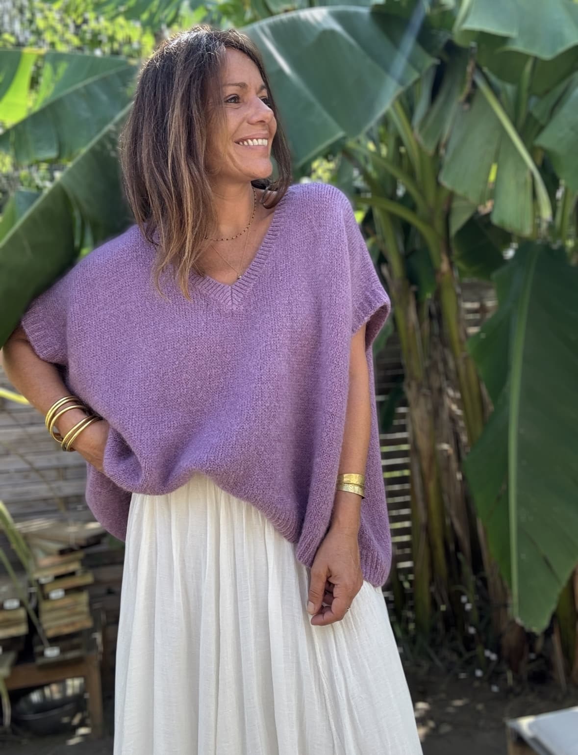 Pull NOE – Coloris doux mauve Le pull NOE revient dans un coloris mauve tendre, aussi doux à porter qu’à regarder. Une teinte poudrée, subtile et féminine, qui réchauffe la silhouette sans jamais l’alourdir. Confectionné en Italie, ce pull sans manche séduit par sa coupe oversize et son col V flatteur. Il contient 30 % de Kidmohair, une fibre naturelle connue pour sa douceur, sa légèreté et sa chaleur douce. Porté seul ou superposé à une robe fluide, NOE structure le look tout en offrant un confort absolu. Il se marie à merveille avec la robe Alba, la robe Enae ou encore la jupe Mira. Taille unique : ce modèle convient du 36 au 44 grâce à sa coupe ample, qui s’adapte à toutes les morphologies sans compromis sur le style. Pull sans manche Coupe oversize Col V féminin Maille douce avec 30 % de Kidmohair Coloris : doux mauve (Doomove) Taille unique (36 à 44) Fabrication italienne 🇮🇹 NOE est le pull doudou par excellence, celui qu’on garde toute l’année pour ses looks doux, élégants et bohème. Doomove, un mauve délicat et poudré, plein de tendresse. Une teinte qui adoucit n’importe quelle silhouette.