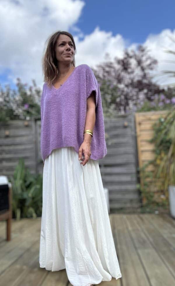 Pull NOE – Coloris doux mauve Le pull NOE revient dans un coloris mauve tendre, aussi doux à porter qu’à regarder. Une teinte poudrée, subtile et féminine, qui réchauffe la silhouette sans jamais l’alourdir. Confectionné en Italie, ce pull sans manche séduit par sa coupe oversize et son col V flatteur. Il contient 30 % de Kidmohair, une fibre naturelle connue pour sa douceur, sa légèreté et sa chaleur douce. Porté seul ou superposé à une robe fluide, NOE structure le look tout en offrant un confort absolu. Il se marie à merveille avec la robe Alba, la robe Enae ou encore la jupe Mira. Taille unique : ce modèle convient du 36 au 44 grâce à sa coupe ample, qui s’adapte à toutes les morphologies sans compromis sur le style. Pull sans manche Coupe oversize Col V féminin Maille douce avec 30 % de Kidmohair Coloris : doux mauve (Doomove) Taille unique (36 à 44) Fabrication italienne 🇮🇹 NOE est le pull doudou par excellence, celui qu’on garde toute l’année pour ses looks doux, élégants et bohème. Doomove, un mauve délicat et poudré, plein de tendresse. Une teinte qui adoucit n’importe quelle silhouette.