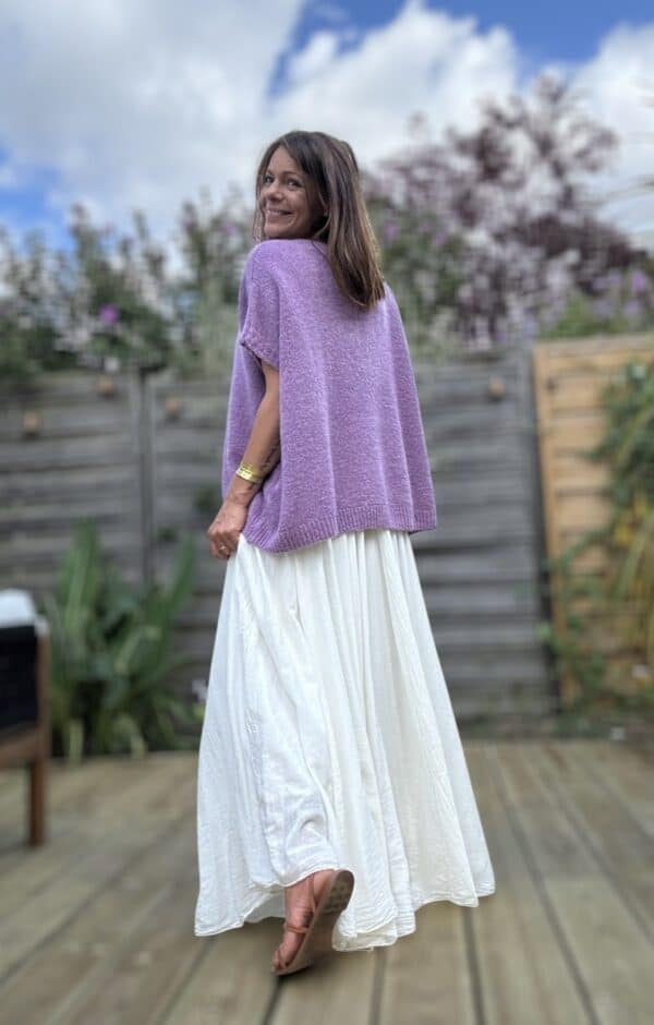 Pull NOE – Coloris doux mauve Le pull NOE revient dans un coloris mauve tendre, aussi doux à porter qu’à regarder. Une teinte poudrée, subtile et féminine, qui réchauffe la silhouette sans jamais l’alourdir. Confectionné en Italie, ce pull sans manche séduit par sa coupe oversize et son col V flatteur. Il contient 30 % de Kidmohair, une fibre naturelle connue pour sa douceur, sa légèreté et sa chaleur douce. Porté seul ou superposé à une robe fluide, NOE structure le look tout en offrant un confort absolu. Il se marie à merveille avec la robe Alba, la robe Enae ou encore la jupe Mira. Taille unique : ce modèle convient du 36 au 44 grâce à sa coupe ample, qui s’adapte à toutes les morphologies sans compromis sur le style. Pull sans manche Coupe oversize Col V féminin Maille douce avec 30 % de Kidmohair Coloris : doux mauve (Doomove) Taille unique (36 à 44) Fabrication italienne 🇮🇹 NOE est le pull doudou par excellence, celui qu’on garde toute l’année pour ses looks doux, élégants et bohème. Doomove, un mauve délicat et poudré, plein de tendresse. Une teinte qui adoucit n’importe quelle silhouette.