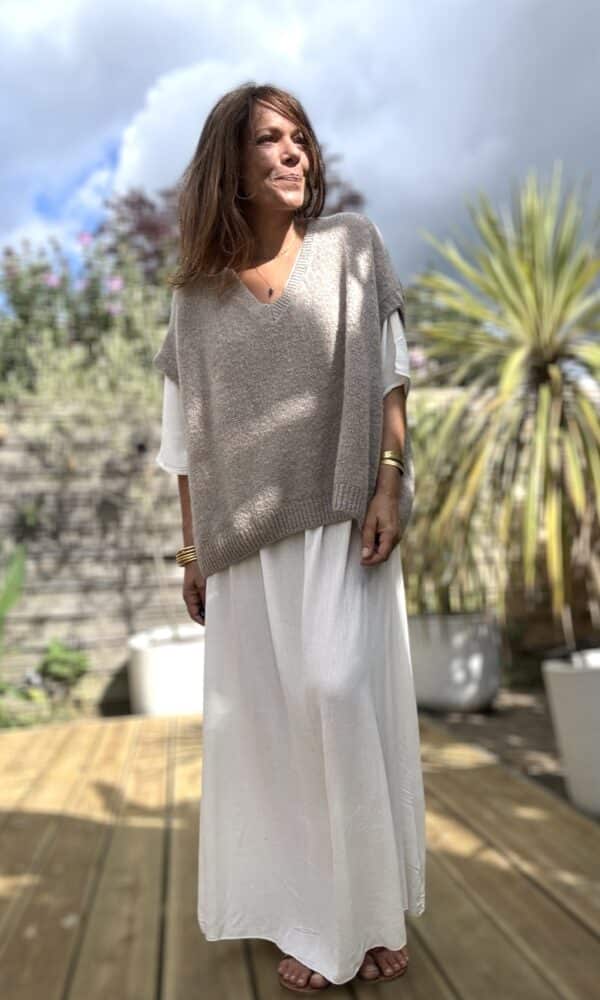 Pull sans manche NOE – Coloris Taupe Découvrez le pull NOE, une pièce douce et fluide pensée pour les amoureuses du confort et du style. Ce modèle sans manche séduit par sa coupe oversize, son col V flatteur et surtout, par sa maille moelleuse composée de 30 % de Kidmohair. Sa texture douce réchauffe avec légèreté, tout en laissant respirer la peau. Le coloris Taupe s'impose ici comme un vrai basique chic. Il s’accorde facilement avec des tons neutres ou plus colorés, et accompagne à merveille les pièces de notre collection, comme la robe Alba, la robe Enae ou encore la jupe Mira. Taille unique : ce modèle convient aux morphologies allant du 36 au 44. Sa coupe ample s’adapte naturellement à toutes les silhouettes. Coupe oversize Sans manche Col V Maille douce et chaude (30 % Kidmohair) Coloris : Taupe Fabriqué en Italie Taille unique (36 à 44) Le pull NOE, c’est le pull cocon par excellence : facile à enfiler, agréable à porter, et toujours élégant.