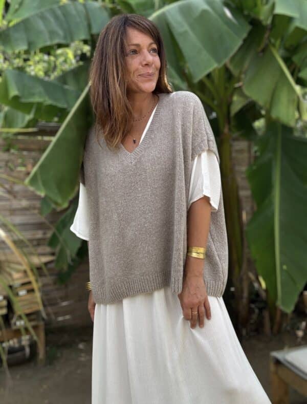 Pull sans manche NOE – Coloris Taupe Découvrez le pull NOE, une pièce douce et fluide pensée pour les amoureuses du confort et du style. Ce modèle sans manche séduit par sa coupe oversize, son col V flatteur et surtout, par sa maille moelleuse composée de 30 % de Kidmohair. Sa texture douce réchauffe avec légèreté, tout en laissant respirer la peau. Le coloris Taupe s'impose ici comme un vrai basique chic. Il s’accorde facilement avec des tons neutres ou plus colorés, et accompagne à merveille les pièces de notre collection, comme la robe Alba, la robe Enae ou encore la jupe Mira. Taille unique : ce modèle convient aux morphologies allant du 36 au 44. Sa coupe ample s’adapte naturellement à toutes les silhouettes. Coupe oversize Sans manche Col V Maille douce et chaude (30 % Kidmohair) Coloris : Taupe Fabriqué en Italie Taille unique (36 à 44) Le pull NOE, c’est le pull cocon par excellence : facile à enfiler, agréable à porter, et toujours élégant.