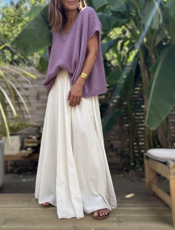 Jupe MIRA – voile de coton écru doublé, coupe ample Description La jupe MIRA en coton écru vous enveloppe de douceur. Son voile léger et doublé lui donne une belle fluidité sans transparence. Sa coupe longue et ample met en valeur toutes les morphologies. La taille élastique assure un maintien confortable et souple. Détails du produit Voile de coton écru doublé Jupe longue et fluide Taille élastique souple Coupe ample et féminine Coloris : écru Taille unique : convient du 36 au 44 Fabrication italienne Style : bohème chic Conseils de style Associez la jupe MIRA avec un pull doux comme le NOÉ en Kid Mohair. Portez-la avec des bottes, ou des baskets blanches pour un look plus urbain. Pourquoi on l’aime ? Simplicité : une pièce facile à porter tous les jours Féminité : un tombé fluide et élégant Efficacité : s’adapte à toutes les saisons et les styles Entretien Lavage à froid recommandé Séchage à l’air libre Repassage doux si besoin