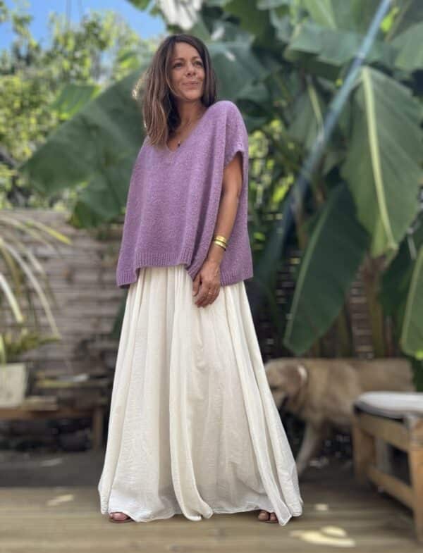 Jupe MIRA – voile de coton écru doublé, coupe ample Description La jupe MIRA en coton écru vous enveloppe de douceur. Son voile léger et doublé lui donne une belle fluidité sans transparence. Sa coupe longue et ample met en valeur toutes les morphologies. La taille élastique assure un maintien confortable et souple. Détails du produit Voile de coton écru doublé Jupe longue et fluide Taille élastique souple Coupe ample et féminine Coloris : écru Taille unique : convient du 36 au 44 Fabrication italienne Style : bohème chic Conseils de style Associez la jupe MIRA avec un pull doux comme le NOÉ en Kid Mohair. Portez-la avec des bottes, ou des baskets blanches pour un look plus urbain. Pourquoi on l’aime ? Simplicité : une pièce facile à porter tous les jours Féminité : un tombé fluide et élégant Efficacité : s’adapte à toutes les saisons et les styles Entretien Lavage à froid recommandé Séchage à l’air libre Repassage doux si besoin
