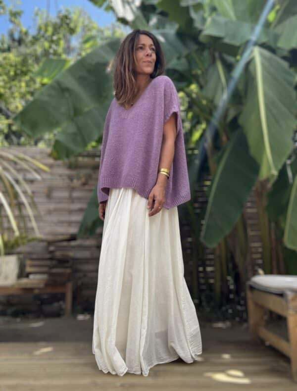 Jupe MIRA – voile de coton écru doublé, coupe ample Description La jupe MIRA en coton écru vous enveloppe de douceur. Son voile léger et doublé lui donne une belle fluidité sans transparence. Sa coupe longue et ample met en valeur toutes les morphologies. La taille élastique assure un maintien confortable et souple. Détails du produit Voile de coton écru doublé Jupe longue et fluide Taille élastique souple Coupe ample et féminine Coloris : écru Taille unique : convient du 36 au 44 Fabrication italienne Style : bohème chic Conseils de style Associez la jupe MIRA avec un pull doux comme le NOÉ en Kid Mohair. Portez-la avec des bottes, ou des baskets blanches pour un look plus urbain. Pourquoi on l’aime ? Simplicité : une pièce facile à porter tous les jours Féminité : un tombé fluide et élégant Efficacité : s’adapte à toutes les saisons et les styles Entretien Lavage à froid recommandé Séchage à l’air libre Repassage doux si besoin