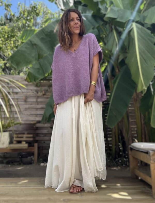 Jupe MIRA – voile de coton écru doublé, coupe ample Description La jupe MIRA en coton écru vous enveloppe de douceur. Son voile léger et doublé lui donne une belle fluidité sans transparence. Sa coupe longue et ample met en valeur toutes les morphologies. La taille élastique assure un maintien confortable et souple. Détails du produit Voile de coton écru doublé Jupe longue et fluide Taille élastique souple Coupe ample et féminine Coloris : écru Taille unique : convient du 36 au 44 Fabrication italienne Style : bohème chic Conseils de style Associez la jupe MIRA avec un pull doux comme le NOÉ en Kid Mohair. Portez-la avec des bottes, ou des baskets blanches pour un look plus urbain. Pourquoi on l’aime ? Simplicité : une pièce facile à porter tous les jours Féminité : un tombé fluide et élégant Efficacité : s’adapte à toutes les saisons et les styles Entretien Lavage à froid recommandé Séchage à l’air libre Repassage doux si besoin