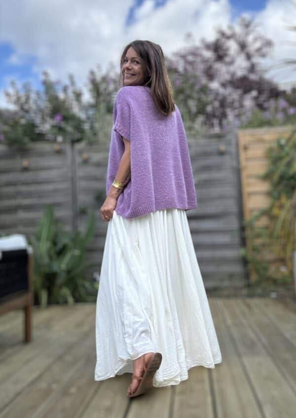 Jupe MIRA – voile de coton écru doublé, coupe ample Description La jupe MIRA en coton écru vous enveloppe de douceur. Son voile léger et doublé lui donne une belle fluidité sans transparence. Sa coupe longue et ample met en valeur toutes les morphologies. La taille élastique assure un maintien confortable et souple. Détails du produit Voile de coton écru doublé Jupe longue et fluide Taille élastique souple Coupe ample et féminine Coloris : écru Taille unique : convient du 36 au 44 Fabrication italienne Style : bohème chic Conseils de style Associez la jupe MIRA avec un pull doux comme le NOÉ en Kid Mohair. Portez-la avec des bottes, ou des baskets blanches pour un look plus urbain. Pourquoi on l’aime ? Simplicité : une pièce facile à porter tous les jours Féminité : un tombé fluide et élégant Efficacité : s’adapte à toutes les saisons et les styles Entretien Lavage à froid recommandé Séchage à l’air libre Repassage doux si besoin