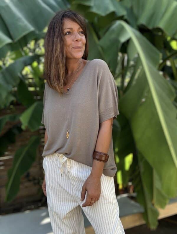 Pull taupe maille légère – Lyra Découvrez le pull Lyra, une pièce douce, fluide et légère, parfaite pour toutes les saisons. Ce pull en maille fine se distingue par sa coupe ample et son col V féminin. Il s’adapte facilement à toutes les morphologies du 36 au 42. Le coloris taupe est intemporel et facile à assortir. Portez-le avec un jean, un short en lin ou une jupe longue. Ses manches courtes et sa matière respirante en font un allié idéal pour la mi-saison et les soirées d'été. Le pull Lyra est fabriqué en Italie, gage de qualité et de finition soignée. Matière : maille fine Couleur : taupe Col : V Manches : courtes Coupe : ample Taille : unique (36 à 42) Fabrication : Italie Associez-le facilement à toutes vos tenues pour un look décontracté, féminin et tendance. Le pull Lyra est un basique revisité à avoir absolument dans son dressing. 💡 Quantités limitées – n’attendez pas pour craquer !