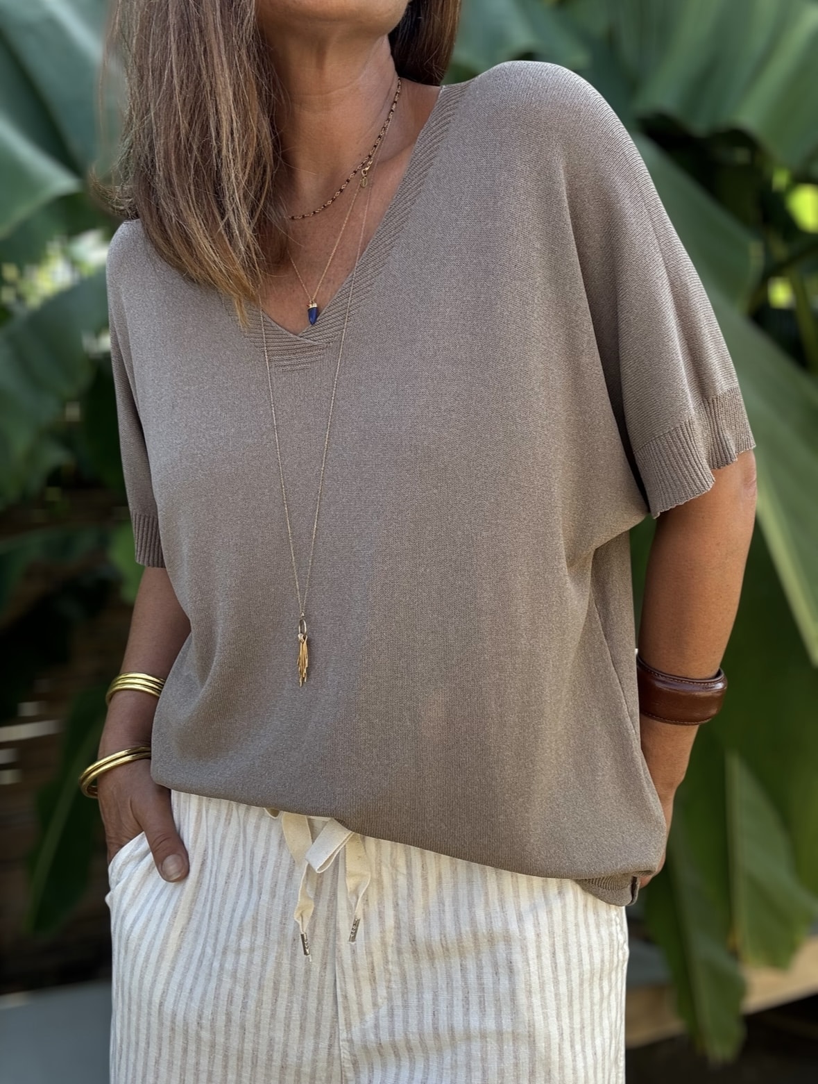Pull taupe maille légère – Lyra Découvrez le pull Lyra, une pièce douce, fluide et légère, parfaite pour toutes les saisons. Ce pull en maille fine se distingue par sa coupe ample et son col V féminin. Il s’adapte facilement à toutes les morphologies du 36 au 42. Le coloris taupe est intemporel et facile à assortir. Portez-le avec un jean, un short en lin ou une jupe longue. Ses manches courtes et sa matière respirante en font un allié idéal pour la mi-saison et les soirées d'été. Le pull Lyra est fabriqué en Italie, gage de qualité et de finition soignée. Matière : maille fine Couleur : taupe Col : V Manches : courtes Coupe : ample Taille : unique (36 à 42) Fabrication : Italie Associez-le facilement à toutes vos tenues pour un look décontracté, féminin et tendance. Le pull Lyra est un basique revisité à avoir absolument dans son dressing. 💡 Quantités limitées – n’attendez pas pour craquer !