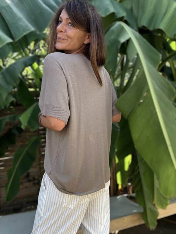 Pull taupe maille légère – Lyra Découvrez le pull Lyra, une pièce douce, fluide et légère, parfaite pour toutes les saisons. Ce pull en maille fine se distingue par sa coupe ample et son col V féminin. Il s’adapte facilement à toutes les morphologies du 36 au 42. Le coloris taupe est intemporel et facile à assortir. Portez-le avec un jean, un short en lin ou une jupe longue. Ses manches courtes et sa matière respirante en font un allié idéal pour la mi-saison et les soirées d'été. Le pull Lyra est fabriqué en Italie, gage de qualité et de finition soignée. Matière : maille fine Couleur : taupe Col : V Manches : courtes Coupe : ample Taille : unique (36 à 42) Fabrication : Italie Associez-le facilement à toutes vos tenues pour un look décontracté, féminin et tendance. Le pull Lyra est un basique revisité à avoir absolument dans son dressing. 💡 Quantités limitées – n’attendez pas pour craquer !