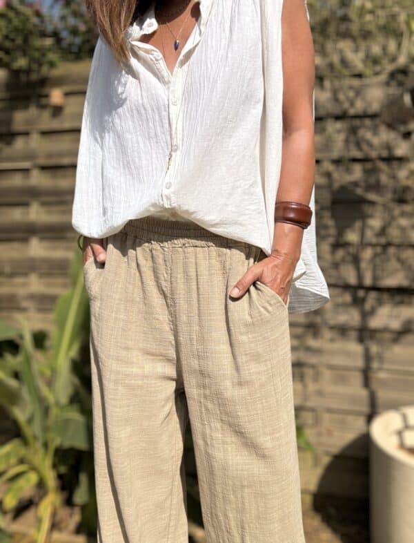 Pantalon Honoré – coton camel – coupe large Craquez pour le pantalon Honoré, un modèle large et fluide, confectionné dans un coton camel léger et agréable à porter. Sa coupe ample assure un style décontracté mais toujours élégant. Il convient parfaitement aux journées actives ou aux moments de détente. La taille élastique s’adapte naturellement à votre silhouette. Elle offre un confort optimal, du matin jusqu’au soir. Ce modèle en taille unique convient aux morphologies allant du 36 au 42. Il s’enfile facilement et épouse les formes sans les contraindre. Les poches latérales ajoutent une touche pratique à ce basique du dressing estival. Vous pouvez y glisser vos essentiels en toute simplicité. Grâce à sa matière légère en coton, ce pantalon reste respirant et agréable à porter même sous les fortes chaleurs. Coupe : Large et fluide Taille : Élastique – convient du 36 au 42 Matière : 100 % coton léger Coloris : Camel Détails : Poches latérales Style : Décontracté, bohème, chic Facile à associer avec une chemise fluide, un t-shirt blanc ou une blouse en lin. Un pantalon pensé pour vous offrir liberté, confort et style en un seul geste. Quantités limitées – ne manquez pas ce basique chic de saison.