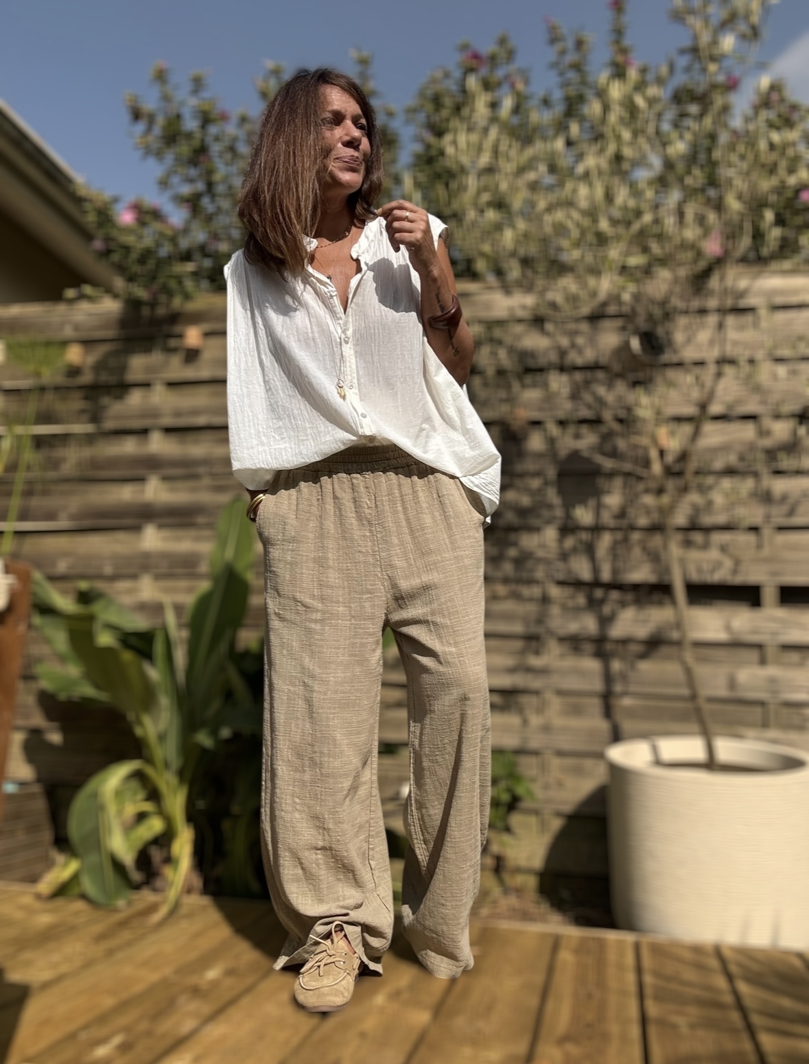 Pantalon Honoré – coton camel – coupe large Craquez pour le pantalon Honoré, un modèle large et fluide, confectionné dans un coton camel léger et agréable à porter. Sa coupe ample assure un style décontracté mais toujours élégant. Il convient parfaitement aux journées actives ou aux moments de détente. La taille élastique s’adapte naturellement à votre silhouette. Elle offre un confort optimal, du matin jusqu’au soir. Ce modèle en taille unique convient aux morphologies allant du 36 au 42. Il s’enfile facilement et épouse les formes sans les contraindre. Les poches latérales ajoutent une touche pratique à ce basique du dressing estival. Vous pouvez y glisser vos essentiels en toute simplicité. Grâce à sa matière légère en coton, ce pantalon reste respirant et agréable à porter même sous les fortes chaleurs. Coupe : Large et fluide Taille : Élastique – convient du 36 au 42 Matière : 100 % coton léger Coloris : Camel Détails : Poches latérales Style : Décontracté, bohème, chic Facile à associer avec une chemise fluide, un t-shirt blanc ou une blouse en lin. Un pantalon pensé pour vous offrir liberté, confort et style en un seul geste. Quantités limitées – ne manquez pas ce basique chic de saison.