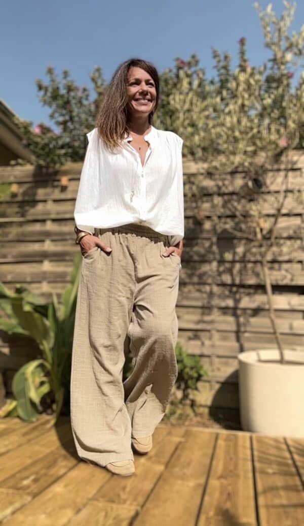 Pantalon Honoré – coton camel – coupe large Craquez pour le pantalon Honoré, un modèle large et fluide, confectionné dans un coton camel léger et agréable à porter. Sa coupe ample assure un style décontracté mais toujours élégant. Il convient parfaitement aux journées actives ou aux moments de détente. La taille élastique s’adapte naturellement à votre silhouette. Elle offre un confort optimal, du matin jusqu’au soir. Ce modèle en taille unique convient aux morphologies allant du 36 au 42. Il s’enfile facilement et épouse les formes sans les contraindre. Les poches latérales ajoutent une touche pratique à ce basique du dressing estival. Vous pouvez y glisser vos essentiels en toute simplicité. Grâce à sa matière légère en coton, ce pantalon reste respirant et agréable à porter même sous les fortes chaleurs. Coupe : Large et fluide Taille : Élastique – convient du 36 au 42 Matière : 100 % coton léger Coloris : Camel Détails : Poches latérales Style : Décontracté, bohème, chic Facile à associer avec une chemise fluide, un t-shirt blanc ou une blouse en lin. Un pantalon pensé pour vous offrir liberté, confort et style en un seul geste. Quantités limitées – ne manquez pas ce basique chic de saison.