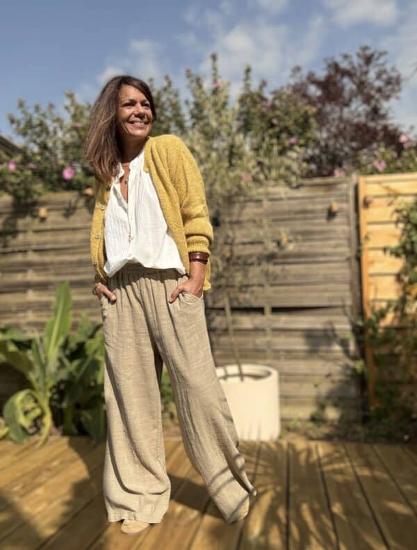 Pantalon Honoré – coton camel – coupe large Craquez pour le pantalon Honoré, un modèle large et fluide, confectionné dans un coton camel léger et agréable à porter. Sa coupe ample assure un style décontracté mais toujours élégant. Il convient parfaitement aux journées actives ou aux moments de détente. La taille élastique s’adapte naturellement à votre silhouette. Elle offre un confort optimal, du matin jusqu’au soir. Ce modèle en taille unique convient aux morphologies allant du 36 au 42. Il s’enfile facilement et épouse les formes sans les contraindre. Les poches latérales ajoutent une touche pratique à ce basique du dressing estival. Vous pouvez y glisser vos essentiels en toute simplicité. Grâce à sa matière légère en coton, ce pantalon reste respirant et agréable à porter même sous les fortes chaleurs. Coupe : Large et fluide Taille : Élastique – convient du 36 au 42 Matière : 100 % coton léger Coloris : Camel Détails : Poches latérales Style : Décontracté, bohème, chic Facile à associer avec une chemise fluide, un t-shirt blanc ou une blouse en lin. Un pantalon pensé pour vous offrir liberté, confort et style en un seul geste. Quantités limitées – ne manquez pas ce basique chic de saison.