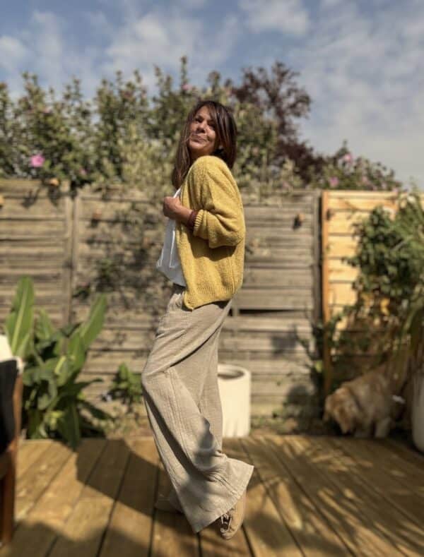 Pantalon Honoré – coton camel – coupe large Craquez pour le pantalon Honoré, un modèle large et fluide, confectionné dans un coton camel léger et agréable à porter. Sa coupe ample assure un style décontracté mais toujours élégant. Il convient parfaitement aux journées actives ou aux moments de détente. La taille élastique s’adapte naturellement à votre silhouette. Elle offre un confort optimal, du matin jusqu’au soir. Ce modèle en taille unique convient aux morphologies allant du 36 au 42. Il s’enfile facilement et épouse les formes sans les contraindre. Les poches latérales ajoutent une touche pratique à ce basique du dressing estival. Vous pouvez y glisser vos essentiels en toute simplicité. Grâce à sa matière légère en coton, ce pantalon reste respirant et agréable à porter même sous les fortes chaleurs. Coupe : Large et fluide Taille : Élastique – convient du 36 au 42 Matière : 100 % coton léger Coloris : Camel Détails : Poches latérales Style : Décontracté, bohème, chic Facile à associer avec une chemise fluide, un t-shirt blanc ou une blouse en lin. Un pantalon pensé pour vous offrir liberté, confort et style en un seul geste. Quantités limitées – ne manquez pas ce basique chic de saison.