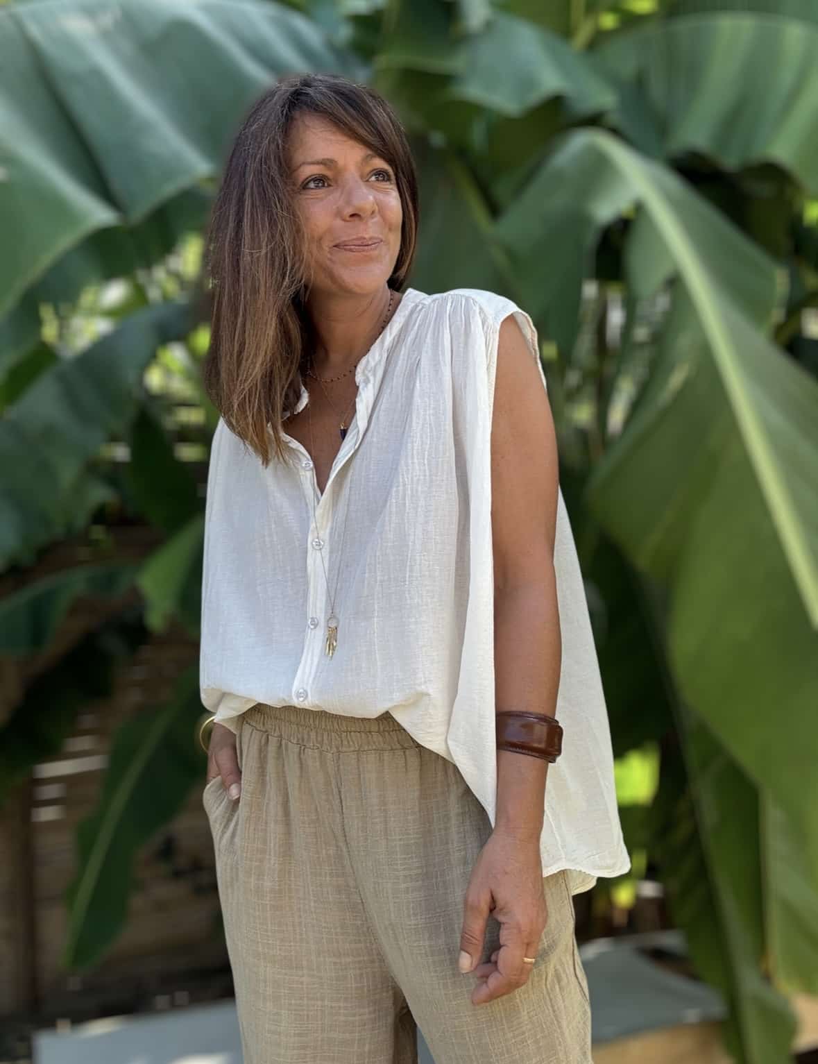 Chemise ISEE – voile de coton écru – sans manches La chemise ISEE est une pièce essentielle pour un dressing léger, naturel et féminin. Confectionnée en voile de coton écru, elle apporte confort, douceur et fraîcheur. Sa coupe ample permet une grande liberté de mouvement. Elle s’adapte à votre silhouette tout en gardant un tombé fluide et élégant. Sans manches, elle est parfaite pour les journées chaudes ou pour une superposition légère. Le col Mao lui donne une touche moderne et épurée. La taille unique convient du 36 au 44. Elle s’adresse à toutes les morphologies avec naturel et confort. Fabriquée en Italie, ISEE bénéficie d’un savoir-faire de qualité et de finitions soignées. Matière : Voile de coton Couleur : Écru Coupe : Ample, fluide Col : Mao Manches : Sans manches Taille : Unique (36 à 44) Fabrication : Italie Associez-la à un short taille haute, un pantalon fluide ou une jupe longue. Ajoutez des accessoires dorés ou naturels pour compléter votre look. Légère, élégante et polyvalente, la chemise ISEE deviendra vite un incontournable de votre été. Disponible en quantité limitée. Commandez-la maintenant avant qu'elle ne disparaisse !