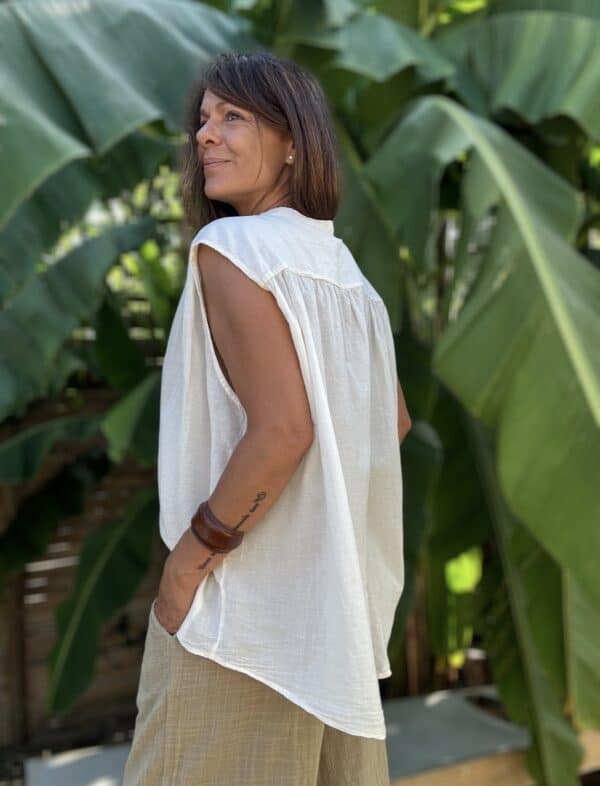 Chemise ISEE – voile de coton écru – sans manches La chemise ISEE est une pièce essentielle pour un dressing léger, naturel et féminin. Confectionnée en voile de coton écru, elle apporte confort, douceur et fraîcheur. Sa coupe ample permet une grande liberté de mouvement. Elle s’adapte à votre silhouette tout en gardant un tombé fluide et élégant. Sans manches, elle est parfaite pour les journées chaudes ou pour une superposition légère. Le col Mao lui donne une touche moderne et épurée. La taille unique convient du 36 au 44. Elle s’adresse à toutes les morphologies avec naturel et confort. Fabriquée en Italie, ISEE bénéficie d’un savoir-faire de qualité et de finitions soignées. Matière : Voile de coton Couleur : Écru Coupe : Ample, fluide Col : Mao Manches : Sans manches Taille : Unique (36 à 44) Fabrication : Italie Associez-la à un short taille haute, un pantalon fluide ou une jupe longue. Ajoutez des accessoires dorés ou naturels pour compléter votre look. Légère, élégante et polyvalente, la chemise ISEE deviendra vite un incontournable de votre été. Disponible en quantité limitée. Commandez-la maintenant avant qu'elle ne disparaisse !