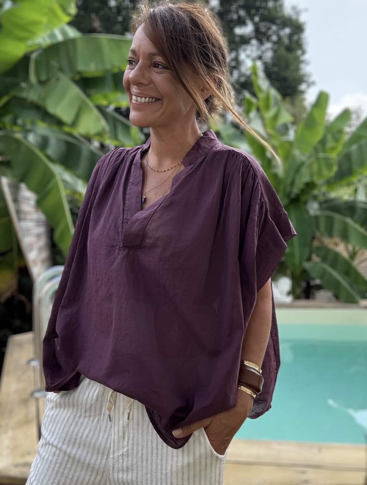 Blouse THEA – Prune Description Blouse ample sans manches en voile de coton, dans un coloris prune profond et raffiné. Un indispensable bohème chic à porter dès la fin de l’été et jusqu’au début de l’automne. Confortable, féminine et facile à associer. Matière : Voile de coton Coupe : Ample et fluide Style : Sans manches, col rond Couleur : Prune Taille : Unique (convient du 36 au 44) Fabriquée en : Italie Conseil style : elle se marie très bien avec un pantalon écru, un jean brut ou le pull NOÉ en maille beige pour un look doux et sophistiqué. Livraison & retours Livraison rapide sous 2 à 4 jours ouvrés – Retour accepté sous 14 jours. Ajouter au panier
