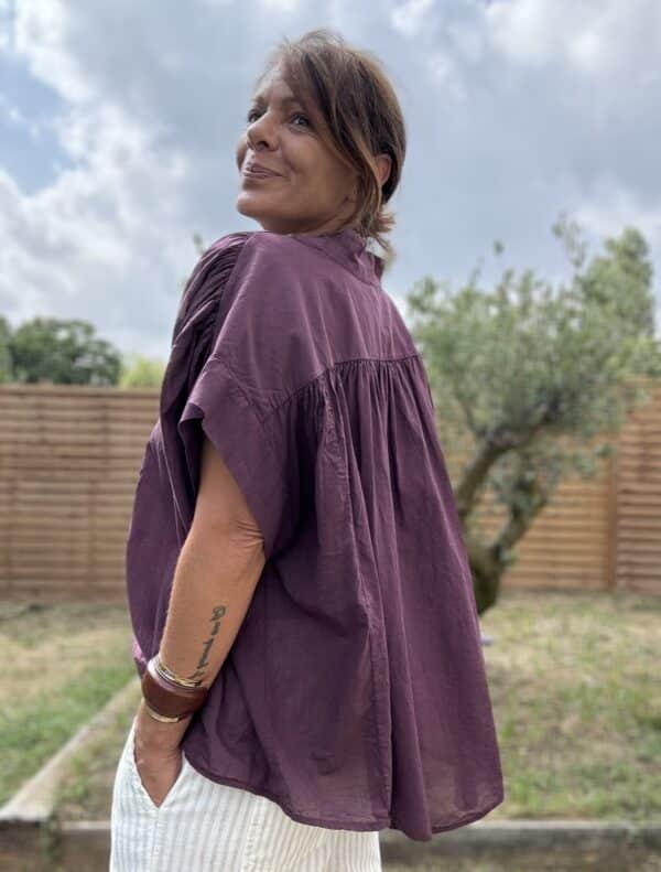 Blouse THEA – Prune Description Blouse ample sans manches en voile de coton, dans un coloris prune profond et raffiné. Un indispensable bohème chic à porter dès la fin de l’été et jusqu’au début de l’automne. Confortable, féminine et facile à associer. Matière : Voile de coton Coupe : Ample et fluide Style : Sans manches, col rond Couleur : Prune Taille : Unique (convient du 36 au 44) Fabriquée en : Italie Conseil style : elle se marie très bien avec un pantalon écru, un jean brut ou le pull NOÉ en maille beige pour un look doux et sophistiqué. Livraison & retours Livraison rapide sous 2 à 4 jours ouvrés – Retour accepté sous 14 jours. Ajouter au panier