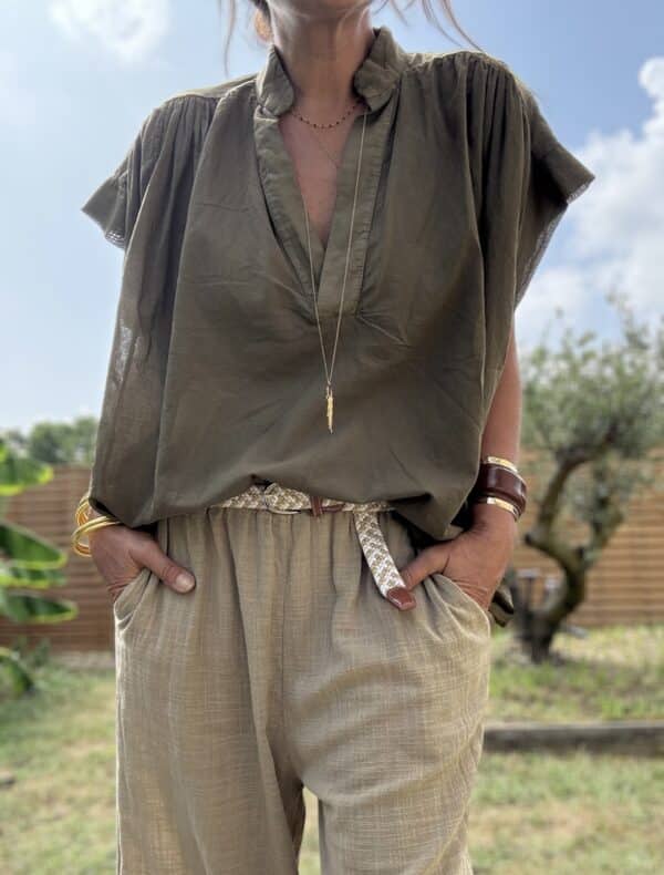 Blouse THEA – Vert Agave Description Blouse sans manches en voile de coton, légère, fluide et ample. Son coloris vert agave doux et naturel s’accorde à merveille avec des tons beiges, blancs ou terracotta. Parfaite en solo ou glissée sous un pull léger pour les soirées de fin d'été. Matière : Voile de coton Coupe : Ample et fluide Style : Sans manches, col rond Couleur : Vert agave Taille : Unique (convient du 36 au 44) Fabriquée en : Italie Conseil style : à associer avec un pantalon fluide, une jupe taille haute ou un jean clair. Elle se marie parfaitement avec le pull NOÉ ou un gilet long en maille. Livraison & retours Livraison sous 2 à 4 jours ouvrés – Retour possible sous 14 jours. Ajouter au panier