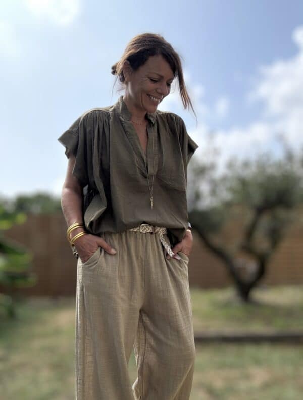 Blouse THEA – Vert Agave Description Blouse sans manches en voile de coton, légère, fluide et ample. Son coloris vert agave doux et naturel s’accorde à merveille avec des tons beiges, blancs ou terracotta. Parfaite en solo ou glissée sous un pull léger pour les soirées de fin d'été. Matière : Voile de coton Coupe : Ample et fluide Style : Sans manches, col rond Couleur : Vert agave Taille : Unique (convient du 36 au 44) Fabriquée en : Italie Conseil style : à associer avec un pantalon fluide, une jupe taille haute ou un jean clair. Elle se marie parfaitement avec le pull NOÉ ou un gilet long en maille. Livraison & retours Livraison sous 2 à 4 jours ouvrés – Retour possible sous 14 jours. Ajouter au panier