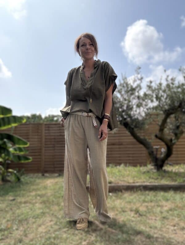 Blouse THEA – Vert Agave Description Blouse sans manches en voile de coton, légère, fluide et ample. Son coloris vert agave doux et naturel s’accorde à merveille avec des tons beiges, blancs ou terracotta. Parfaite en solo ou glissée sous un pull léger pour les soirées de fin d'été. Matière : Voile de coton Coupe : Ample et fluide Style : Sans manches, col rond Couleur : Vert agave Taille : Unique (convient du 36 au 44) Fabriquée en : Italie Conseil style : à associer avec un pantalon fluide, une jupe taille haute ou un jean clair. Elle se marie parfaitement avec le pull NOÉ ou un gilet long en maille. Livraison & retours Livraison sous 2 à 4 jours ouvrés – Retour possible sous 14 jours. Ajouter au panier