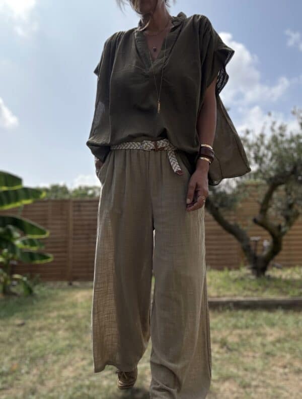 Blouse THEA – Vert Agave Description Blouse sans manches en voile de coton, légère, fluide et ample. Son coloris vert agave doux et naturel s’accorde à merveille avec des tons beiges, blancs ou terracotta. Parfaite en solo ou glissée sous un pull léger pour les soirées de fin d'été. Matière : Voile de coton Coupe : Ample et fluide Style : Sans manches, col rond Couleur : Vert agave Taille : Unique (convient du 36 au 44) Fabriquée en : Italie Conseil style : à associer avec un pantalon fluide, une jupe taille haute ou un jean clair. Elle se marie parfaitement avec le pull NOÉ ou un gilet long en maille. Livraison & retours Livraison sous 2 à 4 jours ouvrés – Retour possible sous 14 jours. Ajouter au panier