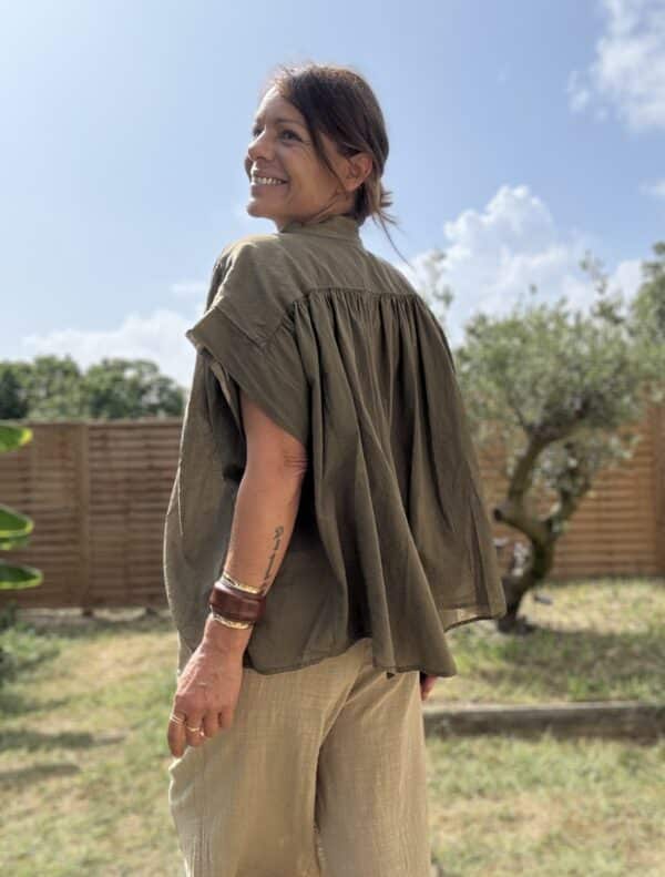 Blouse THEA – Vert Agave Description Blouse sans manches en voile de coton, légère, fluide et ample. Son coloris vert agave doux et naturel s’accorde à merveille avec des tons beiges, blancs ou terracotta. Parfaite en solo ou glissée sous un pull léger pour les soirées de fin d'été. Matière : Voile de coton Coupe : Ample et fluide Style : Sans manches, col rond Couleur : Vert agave Taille : Unique (convient du 36 au 44) Fabriquée en : Italie Conseil style : à associer avec un pantalon fluide, une jupe taille haute ou un jean clair. Elle se marie parfaitement avec le pull NOÉ ou un gilet long en maille. Livraison & retours Livraison sous 2 à 4 jours ouvrés – Retour possible sous 14 jours. Ajouter au panier