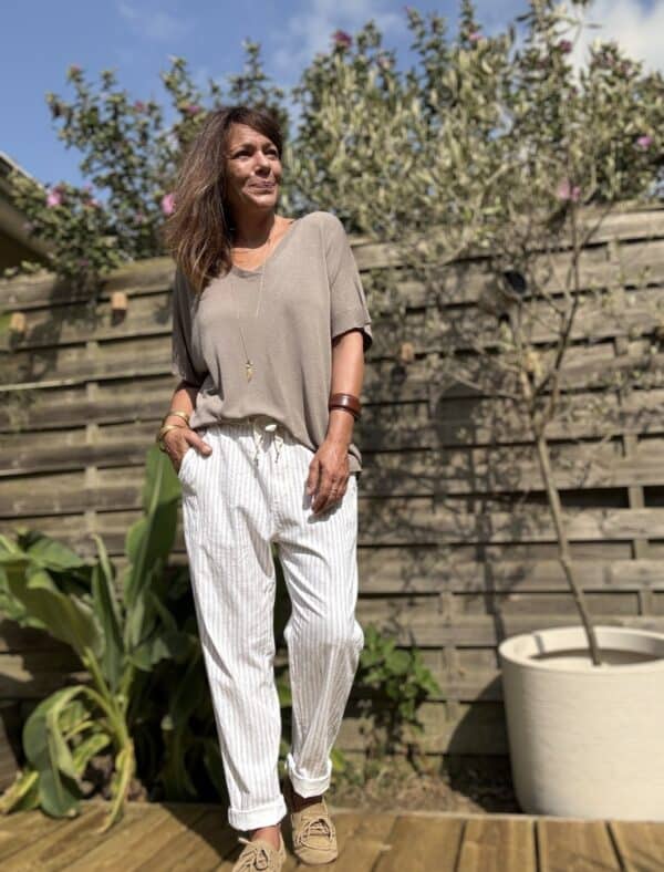 Pantalon Samba – Beige rayé Réf. : SAMBA-BEIGE En stock Pantalon Samba beige rayé. Taille élastique avec lien. Coton-lin. Coupe droite. Taille unique 36 à 40. Fabriqué en Italie. Description Samba, le pantalon beige rayé, léger et agréable à porter. Taille unique 36-40. Coton et lin. Made in Italy. Détails du produit Nom : Samba Couleur : Beige rayé Autre couleur : Existe en kaki Coupe : Droite, légèrement ample Taille : Élastique avec lien à nouer Matière : 70 % coton, 30 % lin Taille unique : Convient du 36 au 40 Poches : Côtés et dos Fabrication : Italie Conseil style À associer avec un débardeur blanc ou une chemise nouée pour un look frais et chic. #Samba #PantalonBeige #MadeInItaly #LookEstival #CotonLin