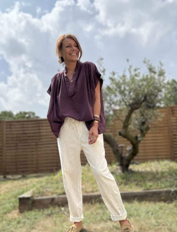 Pantalon Samba – Beige rayé Réf. : SAMBA-BEIGE En stock Pantalon Samba beige rayé. Taille élastique avec lien. Coton-lin. Coupe droite. Taille unique 36 à 40. Fabriqué en Italie. Description Samba, le pantalon beige rayé, léger et agréable à porter. Taille unique 36-40. Coton et lin. Made in Italy. Détails du produit Nom : Samba Couleur : Beige rayé Autre couleur : Existe en kaki Coupe : Droite, légèrement ample Taille : Élastique avec lien à nouer Matière : 70 % coton, 30 % lin Taille unique : Convient du 36 au 40 Poches : Côtés et dos Fabrication : Italie Conseil style À associer avec un débardeur blanc ou une chemise nouée pour un look frais et chic. #Samba #PantalonBeige #MadeInItaly #LookEstival #CotonLin