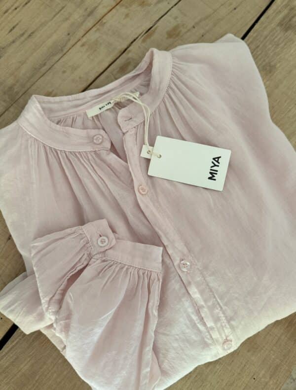 Chemise oversize rose clair en voile de coton – M I Y A Laissez-vous séduire par la douceur et l’élégance de cette chemise rose clair signée M I Y A. Confectionnée en voile de coton, elle offre une sensation de légèreté incomparable. Sa coupe oversize convient à toutes les morphologies, du 36 au 44. Le col Mao apporte une touche moderne et épurée, parfaite pour toutes les occasions. Ses manches longues se ferment par de jolis boutons ton sur ton. Polyvalente, elle se porte ouverte sur un top ou boutonnée avec un pantalon taille haute. Son coloris rose clair illumine le teint et s’associe facilement à des tons neutres ou plus soutenus. Fabriquée en Italie, elle reflète un savoir-faire soigné et durable. 🧵 Composition : 100 % voile de coton 📏 Taille unique (convient du 36 au 44) 🌸 Coloris : rose clair 🇮🇹 Fabrication italienne 👕 Coupe : oversize 👚 Col : Mao 👖 Manches : longues avec bouton