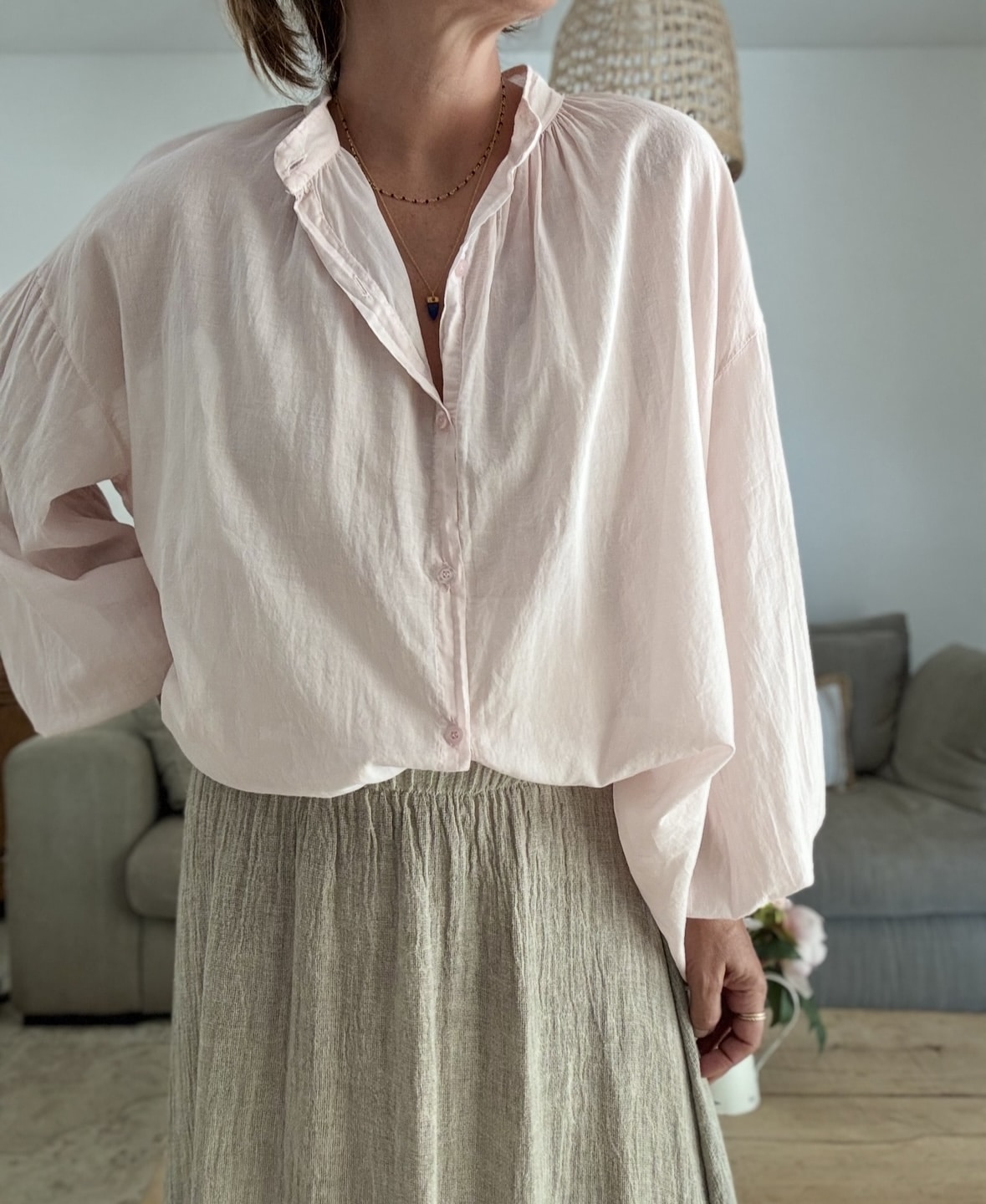 Chemise oversize rose clair en voile de coton – M I Y A Laissez-vous séduire par la douceur et l’élégance de cette chemise rose clair signée M I Y A. Confectionnée en voile de coton, elle offre une sensation de légèreté incomparable. Sa coupe oversize convient à toutes les morphologies, du 36 au 44. Le col Mao apporte une touche moderne et épurée, parfaite pour toutes les occasions. Ses manches longues se ferment par de jolis boutons ton sur ton. Polyvalente, elle se porte ouverte sur un top ou boutonnée avec un pantalon taille haute. Son coloris rose clair illumine le teint et s’associe facilement à des tons neutres ou plus soutenus. Fabriquée en Italie, elle reflète un savoir-faire soigné et durable. 🧵 Composition : 100 % voile de coton 📏 Taille unique (convient du 36 au 44) 🌸 Coloris : rose clair 🇮🇹 Fabrication italienne 👕 Coupe : oversize 👚 Col : Mao 👖 Manches : longues avec bouton