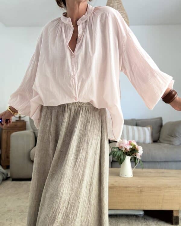 Chemise oversize rose clair en voile de coton – M I Y A Laissez-vous séduire par la douceur et l’élégance de cette chemise rose clair signée M I Y A. Confectionnée en voile de coton, elle offre une sensation de légèreté incomparable. Sa coupe oversize convient à toutes les morphologies, du 36 au 44. Le col Mao apporte une touche moderne et épurée, parfaite pour toutes les occasions. Ses manches longues se ferment par de jolis boutons ton sur ton. Polyvalente, elle se porte ouverte sur un top ou boutonnée avec un pantalon taille haute. Son coloris rose clair illumine le teint et s’associe facilement à des tons neutres ou plus soutenus. Fabriquée en Italie, elle reflète un savoir-faire soigné et durable. 🧵 Composition : 100 % voile de coton 📏 Taille unique (convient du 36 au 44) 🌸 Coloris : rose clair 🇮🇹 Fabrication italienne 👕 Coupe : oversize 👚 Col : Mao 👖 Manches : longues avec bouton