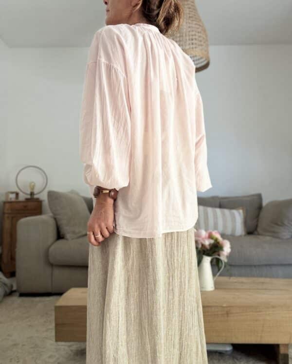 Chemise oversize rose clair en voile de coton – M I Y A Laissez-vous séduire par la douceur et l’élégance de cette chemise rose clair signée M I Y A. Confectionnée en voile de coton, elle offre une sensation de légèreté incomparable. Sa coupe oversize convient à toutes les morphologies, du 36 au 44. Le col Mao apporte une touche moderne et épurée, parfaite pour toutes les occasions. Ses manches longues se ferment par de jolis boutons ton sur ton. Polyvalente, elle se porte ouverte sur un top ou boutonnée avec un pantalon taille haute. Son coloris rose clair illumine le teint et s’associe facilement à des tons neutres ou plus soutenus. Fabriquée en Italie, elle reflète un savoir-faire soigné et durable. 🧵 Composition : 100 % voile de coton 📏 Taille unique (convient du 36 au 44) 🌸 Coloris : rose clair 🇮🇹 Fabrication italienne 👕 Coupe : oversize 👚 Col : Mao 👖 Manches : longues avec bouton