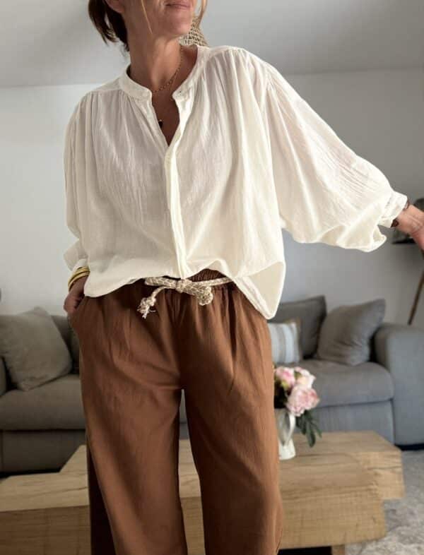 Chemise ample écrue en voile de coton – GIGI La chemise GIGI écrue en voile de coton offre confort, fluidité et élégance pour toutes vos tenues de saison. Sa coupe ample s’adapte du 36 au 42 et met en valeur toutes les silhouettes. Le col Mao et la boutonnière discrète ajoutent une touche contemporaine et minimaliste. Les manches longues se ferment par un bouton raffiné, à porter longues ou retroussées selon vos envies. Le voile de coton léger rend cette pièce agréable même sous des températures estivales. Fabriquée en Italie, elle bénéficie d’une coupe soignée et d’une qualité durable. Sa couleur écrue s’associe facilement avec vos jeans, pantalons en lin ou jupes imprimées. 🧵 Composition : 100 % voile de coton 📏 Taille unique (convient du 36 au 42) 🌿 Coloris : écru 🇮🇹 Fabrication italienne 👕 Coupe : ample 👚 Col : Mao 👖 Manches : longues avec bouton ✨ Détail : boutonnière discrète