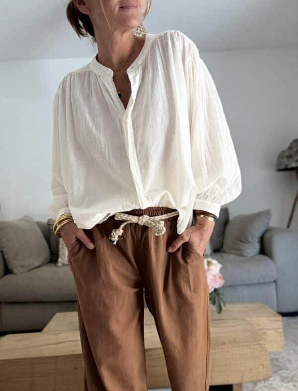 Chemise ample écrue en voile de coton – GIGI La chemise GIGI écrue en voile de coton offre confort, fluidité et élégance pour toutes vos tenues de saison. Sa coupe ample s’adapte du 36 au 42 et met en valeur toutes les silhouettes. Le col Mao et la boutonnière discrète ajoutent une touche contemporaine et minimaliste. Les manches longues se ferment par un bouton raffiné, à porter longues ou retroussées selon vos envies. Le voile de coton léger rend cette pièce agréable même sous des températures estivales. Fabriquée en Italie, elle bénéficie d’une coupe soignée et d’une qualité durable. Sa couleur écrue s’associe facilement avec vos jeans, pantalons en lin ou jupes imprimées. 🧵 Composition : 100 % voile de coton 📏 Taille unique (convient du 36 au 42) 🌿 Coloris : écru 🇮🇹 Fabrication italienne 👕 Coupe : ample 👚 Col : Mao 👖 Manches : longues avec bouton ✨ Détail : boutonnière discrète