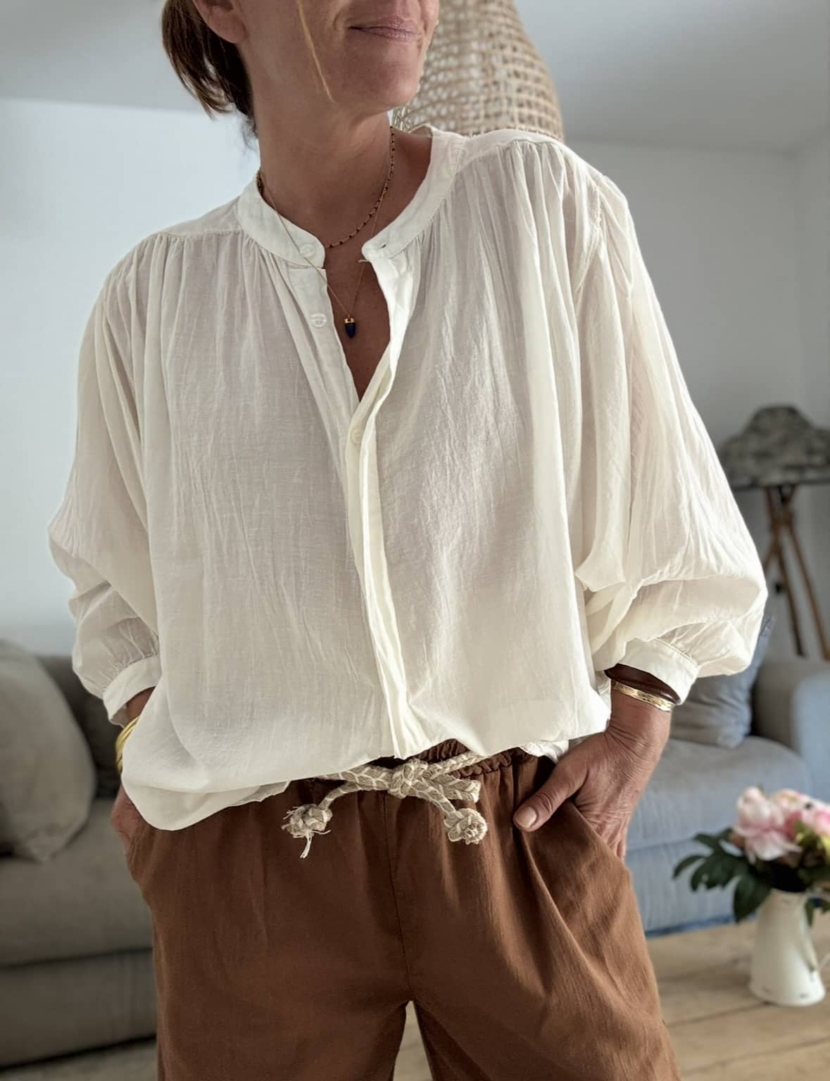 Chemise ample écrue en voile de coton – GIGI La chemise GIGI écrue en voile de coton offre confort, fluidité et élégance pour toutes vos tenues de saison. Sa coupe ample s’adapte du 36 au 42 et met en valeur toutes les silhouettes. Le col Mao et la boutonnière discrète ajoutent une touche contemporaine et minimaliste. Les manches longues se ferment par un bouton raffiné, à porter longues ou retroussées selon vos envies. Le voile de coton léger rend cette pièce agréable même sous des températures estivales. Fabriquée en Italie, elle bénéficie d’une coupe soignée et d’une qualité durable. Sa couleur écrue s’associe facilement avec vos jeans, pantalons en lin ou jupes imprimées. 🧵 Composition : 100 % voile de coton 📏 Taille unique (convient du 36 au 42) 🌿 Coloris : écru 🇮🇹 Fabrication italienne 👕 Coupe : ample 👚 Col : Mao 👖 Manches : longues avec bouton ✨ Détail : boutonnière discrète