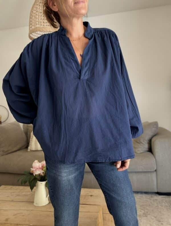 Blouse oversize Gigi marine en voile de coton – Image 7