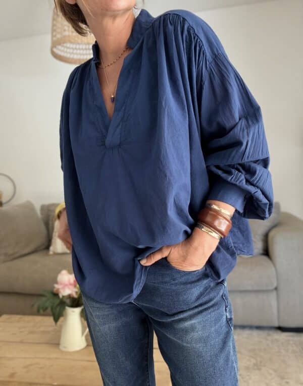 Blouse oversize Gigi marine en voile de coton – Image 6