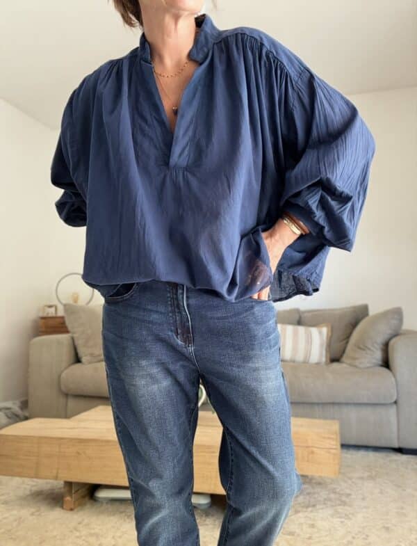 Blouse oversize Gigi marine en voile de coton – Image 4
