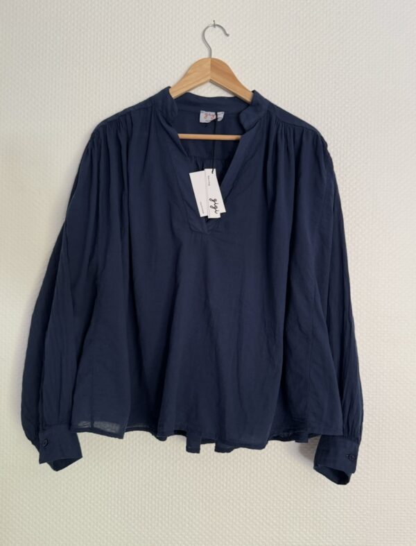 Blouse oversize Gigi marine en voile de coton – Image 3