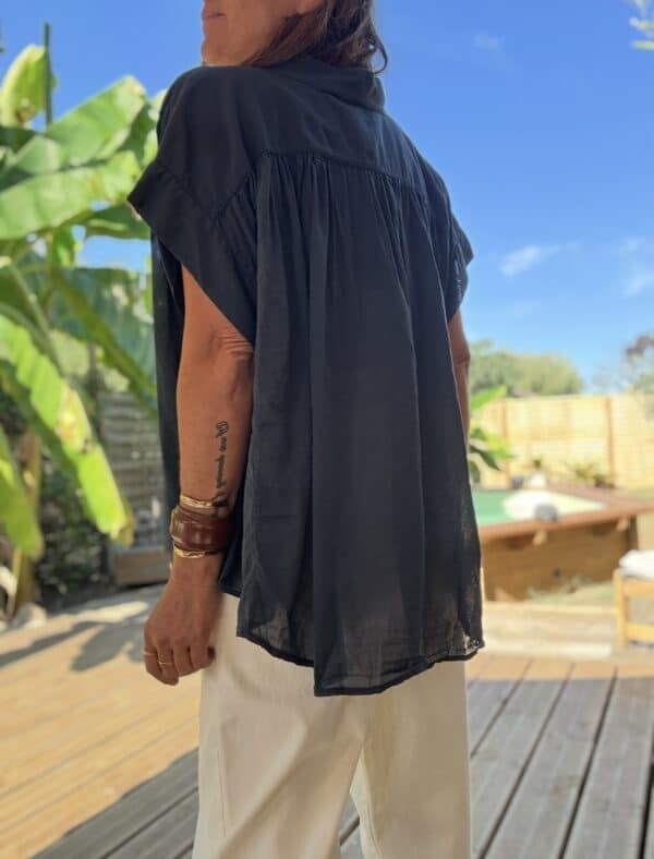Blouse ample Théa en voile de coton marine – Image 3