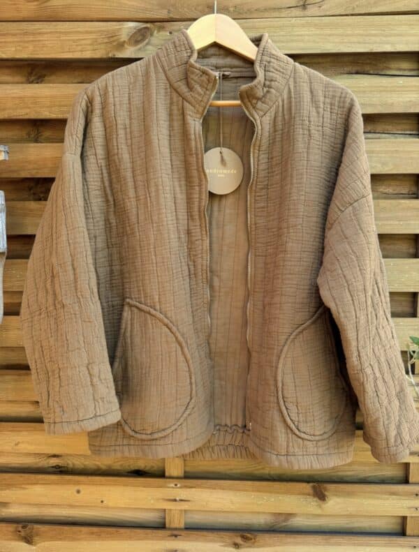 Veste matelassée légère en coton camel – Image 2