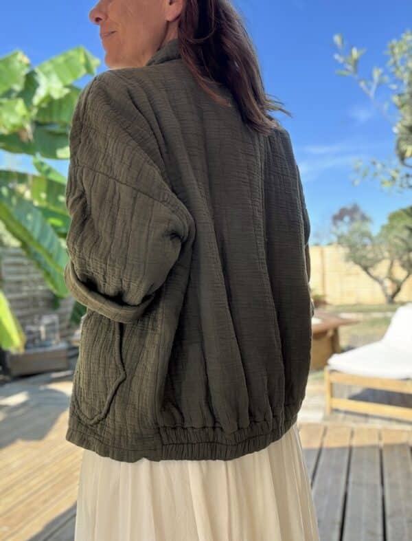 Veste matelassée légère en coton kaki – Image 4