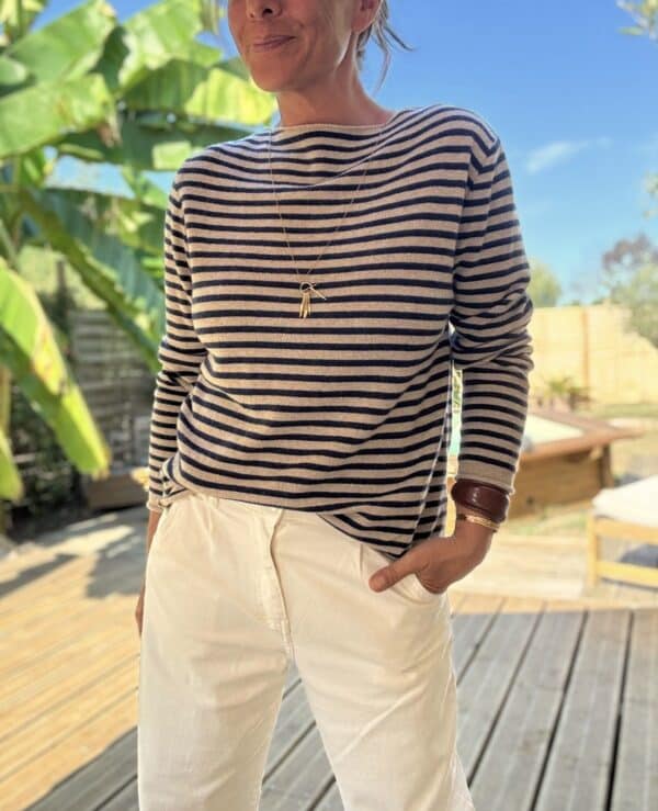 Pull en cachemire et laine rayé marine et taupe – Image 3