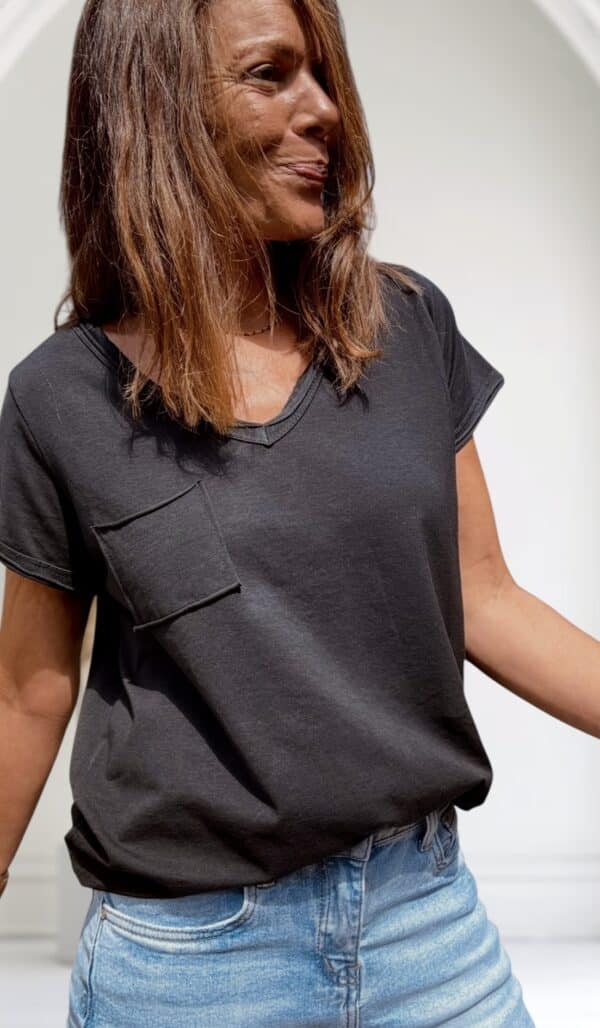 T-shirt noir en coton col V – Image 2