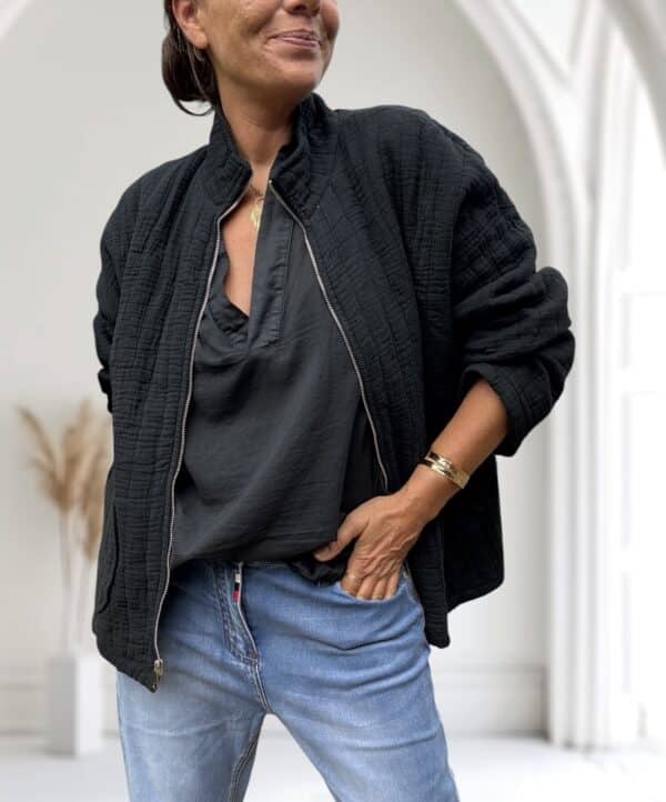 Veste matelassée légère en coton noir – Image 2