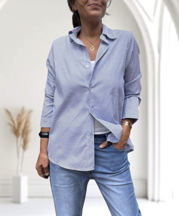 Chemise rayée bleu et blanc en coton – Image 2