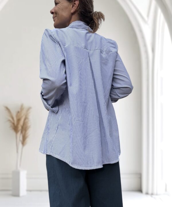 Chemise rayée bleu et blanc en coton – Image 4